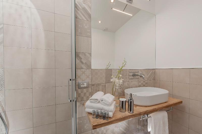 Deluxe Double Room image 2