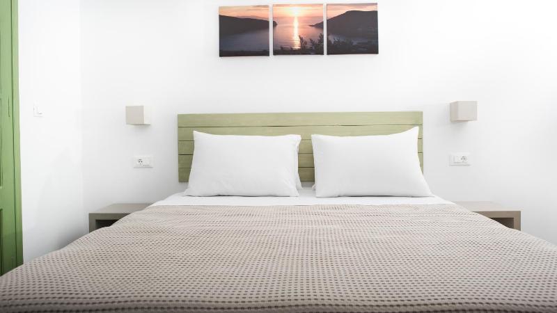 Deluxe Double Room with Side Sea View image 2