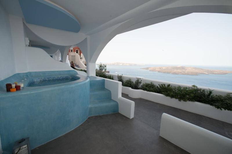 Standard Suite with Caldera View image 4