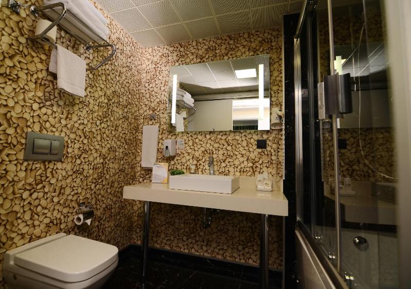 Standard Double Room with Extra Bed image 4