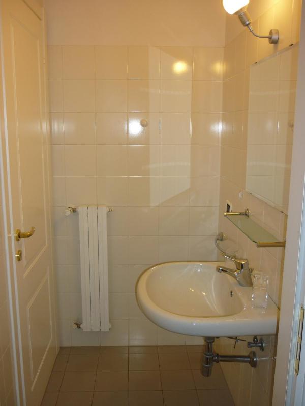 Twin Room with Shared Bathroom image 2