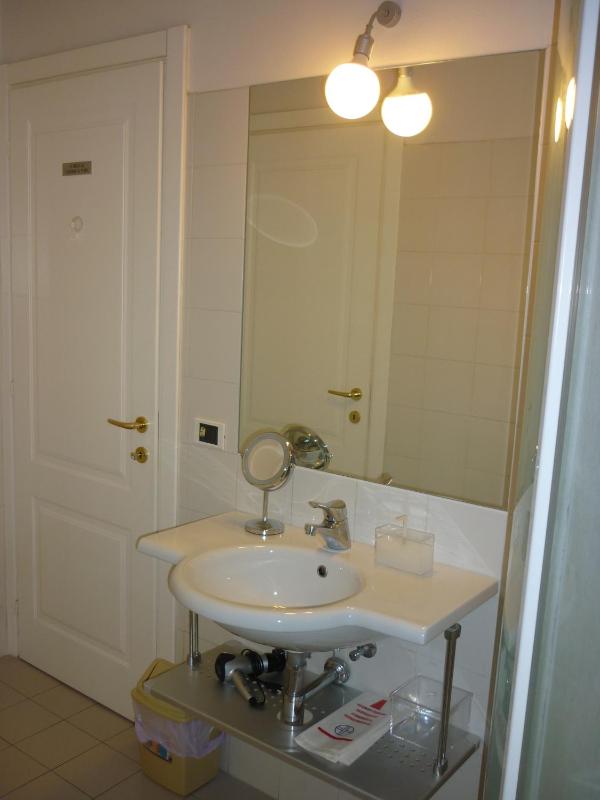 Twin Room with Shared Bathroom image 4