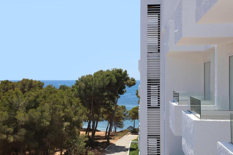Double or Twin Room with Side Sea View image 3