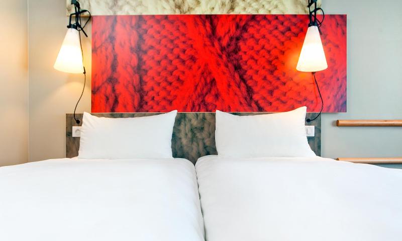 Standard Twin Room image 2