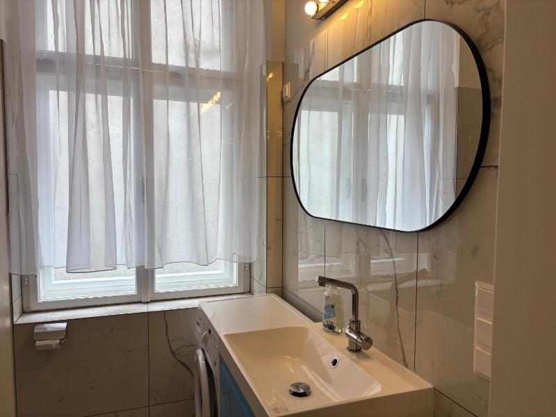 Carlton Suites - image 6