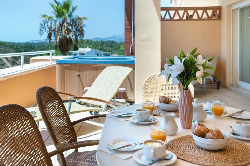 Malibu Mansions by the beach by ALFRESCO STAYS - image 9