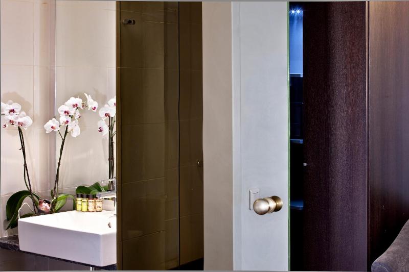 Standard Triple Room image 2