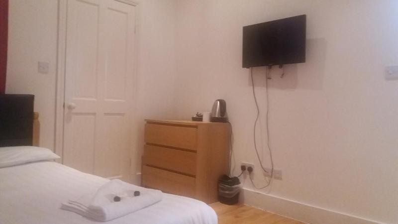 Basic Double Room image 2