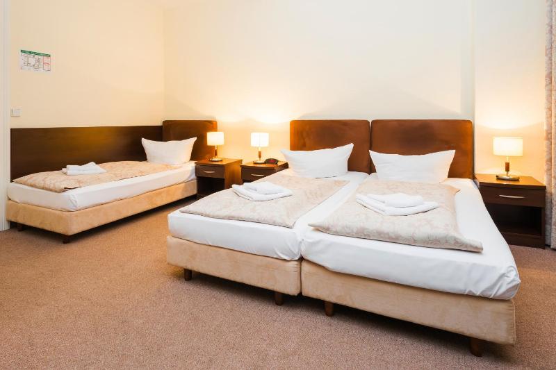 Standard Triple Room image 3