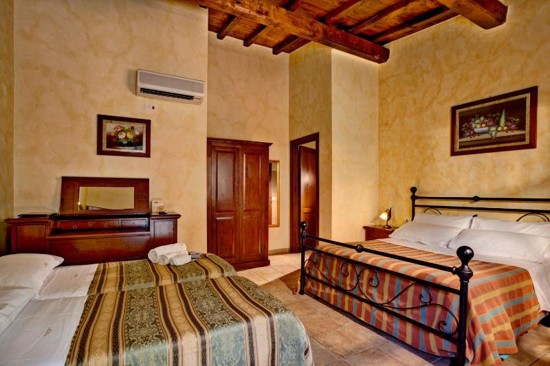 Standard Double Room image 3