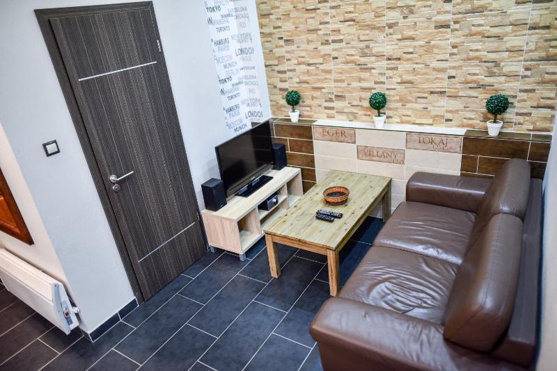 Deluxe Two-Bedroom Apartment image 3