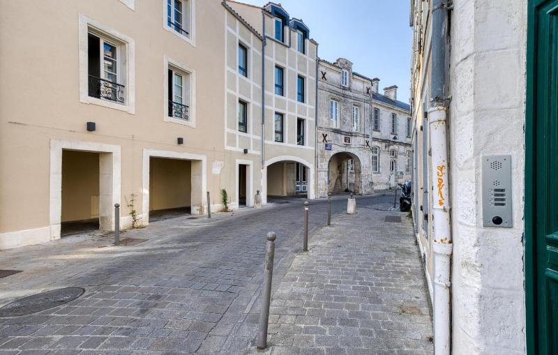 1 Bedroom Cozy Apartment In La Rochelle - image 18
