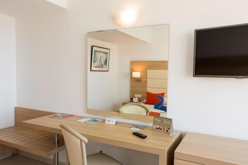 Superior Twin Room with Land View image 2