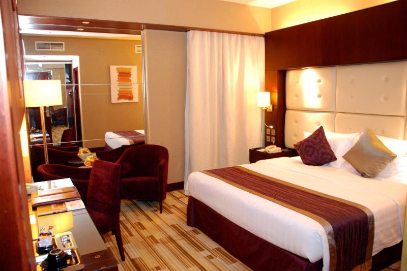 Deluxe Double Room with Balcony image 2