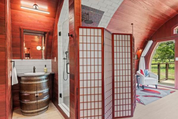 Cabernet Wine Barrel Cabin - image 4