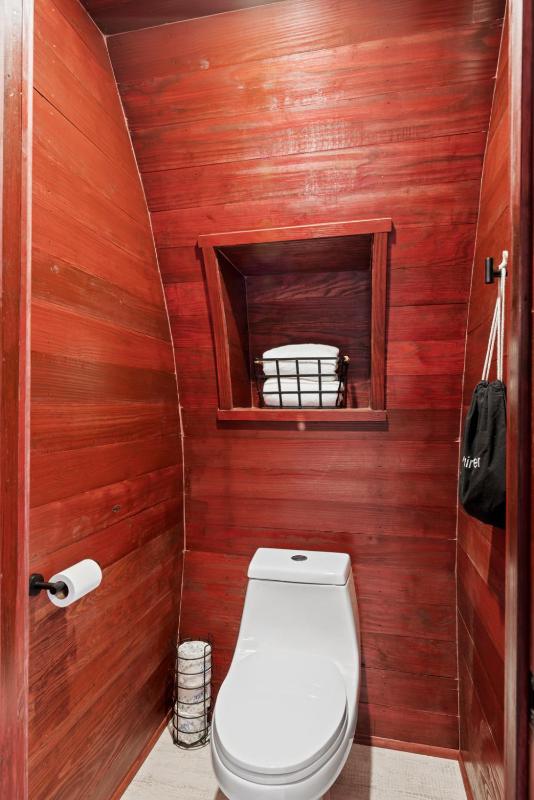 Cabernet Wine Barrel Cabin - image 6