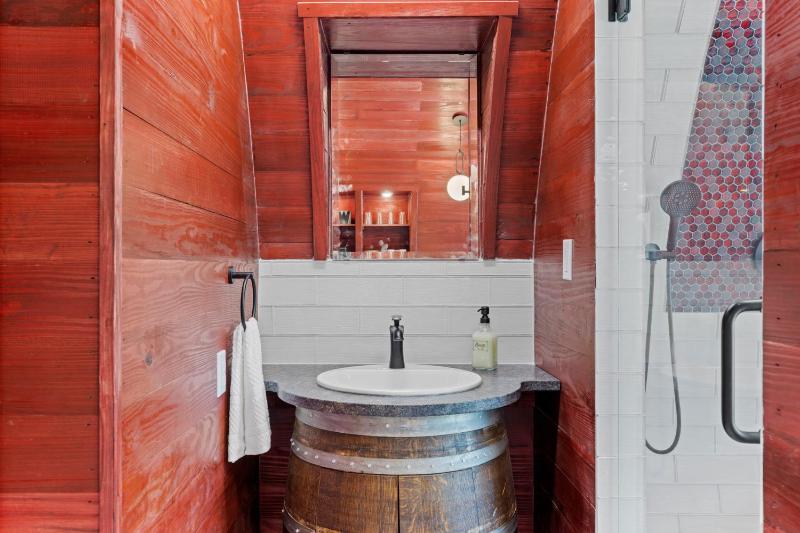 Cabernet Wine Barrel Cabin - image 22