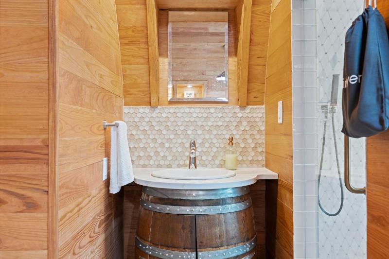 Rosé Wine Barrel Cabin - image 9