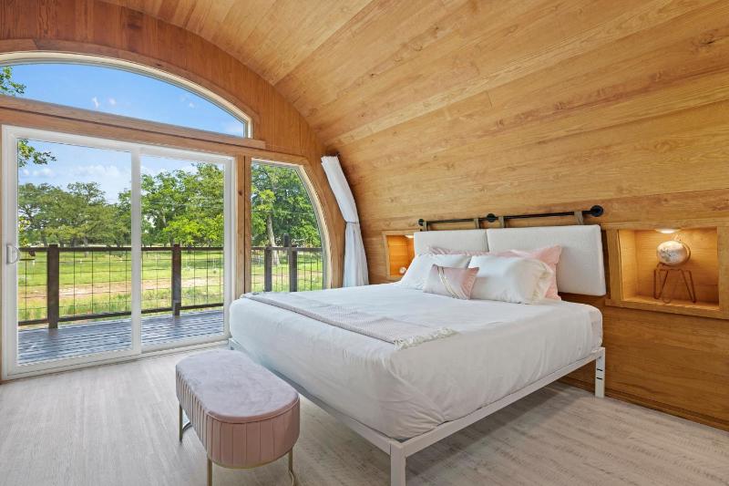 Rosé Wine Barrel Cabin - image 13