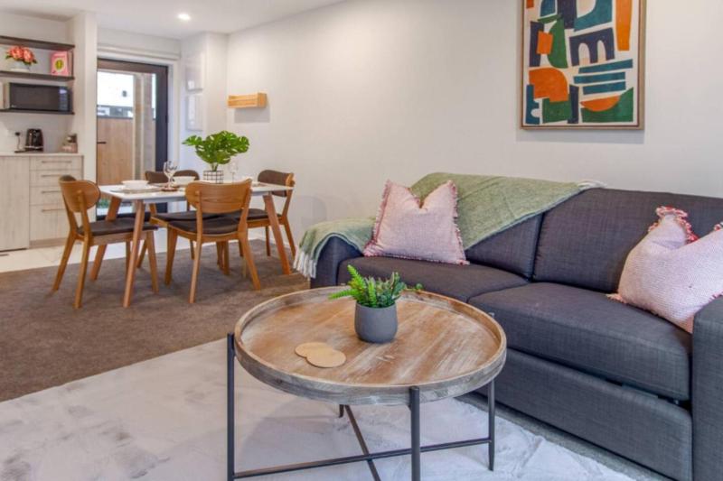 Lovely and Bright 2 Bed 2 Bath Home - image 1