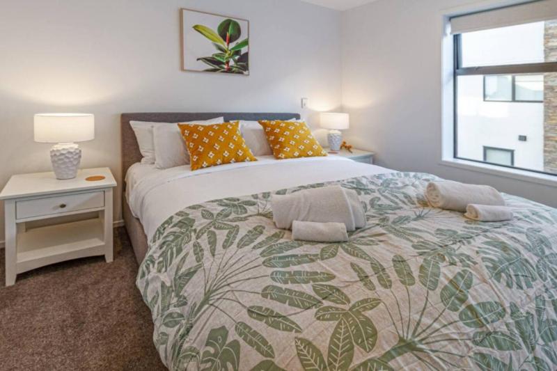 Lovely and Bright 2 Bed 2 Bath Home - image 10
