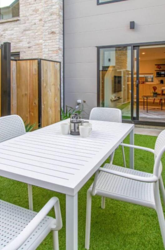 Lovely and Bright 2 Bed 2 Bath Home - image 4