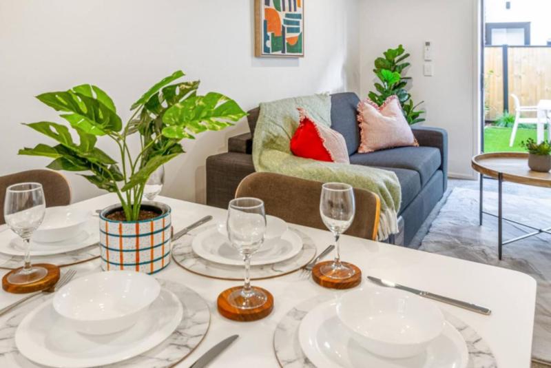 Lovely and Bright 2 Bed 2 Bath Home - image 2