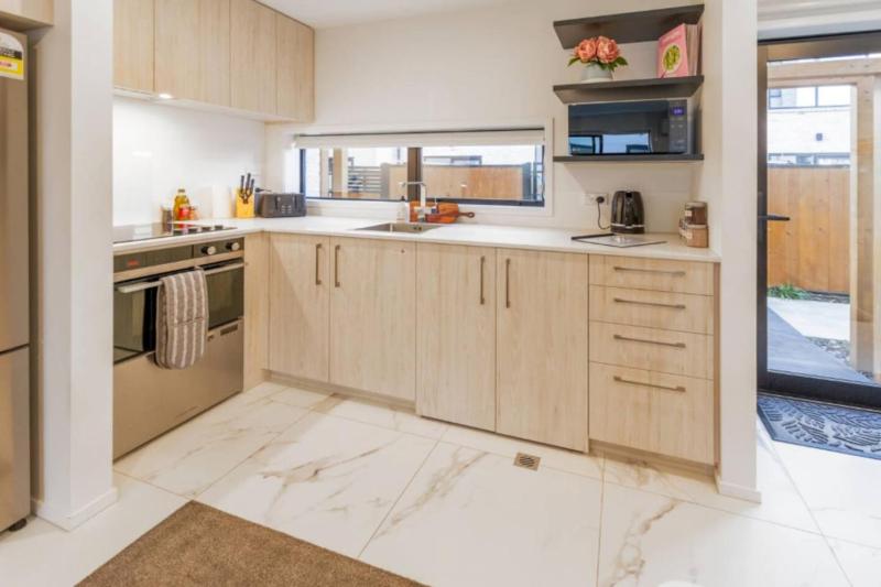 Lovely and Bright 2 Bed 2 Bath Home - image 7