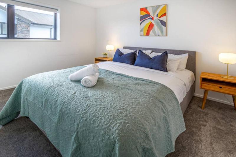 Lovely and Bright 2 Bed 2 Bath Home - image 9