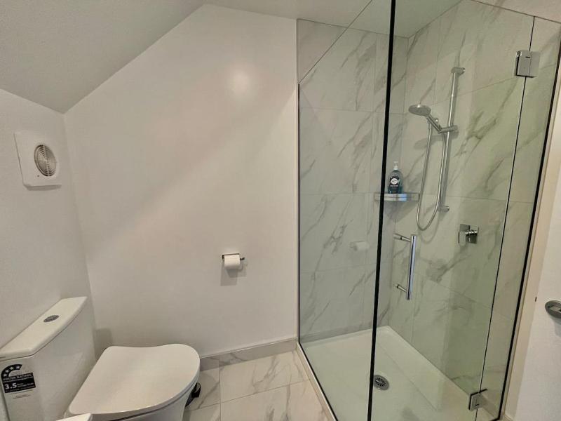 Lovely and Bright 2 Bed 2 Bath Home - image 11