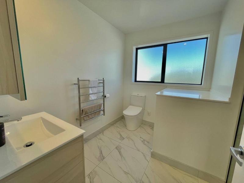 Lovely and Bright 2 Bed 2 Bath Home - image 6