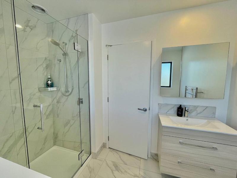 Lovely and Bright 2 Bed 2 Bath Home - image 5