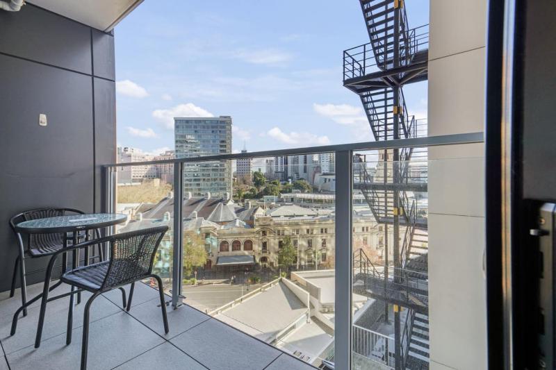 CBD Modern Apartment with City views Pool - Gym - image 1