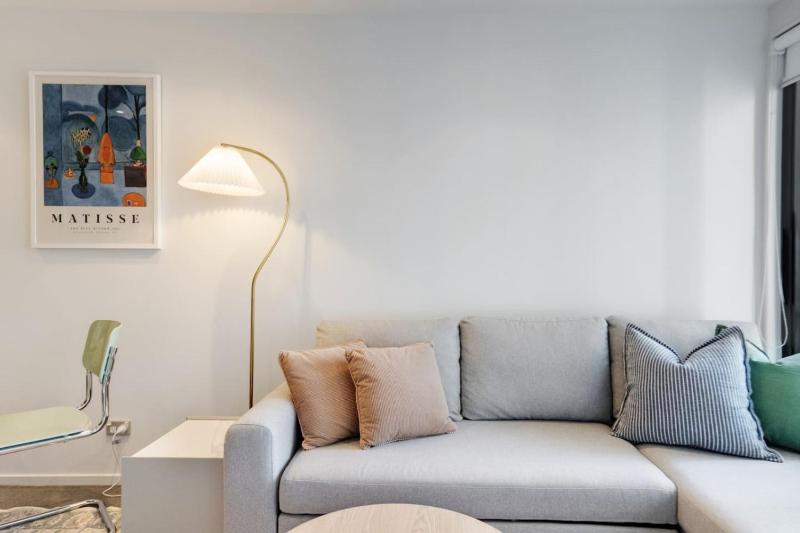 CBD Modern Apartment with City views Pool - Gym - image 3