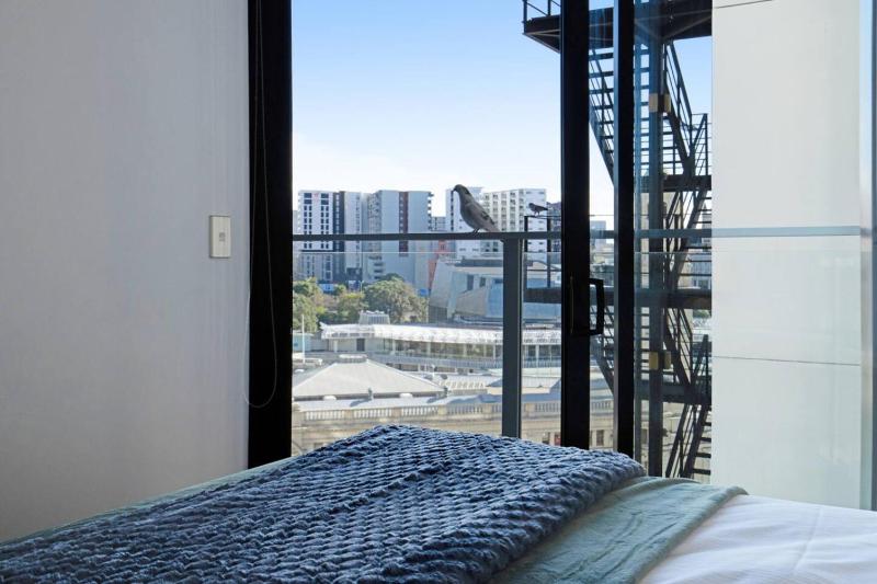 CBD Modern Apartment with City views Pool - Gym - image 11