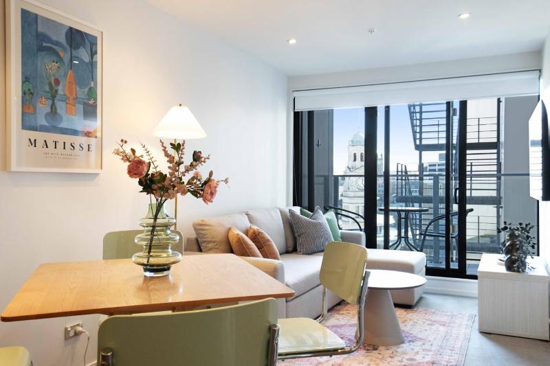CBD Modern Apartment with City views Pool - Gym - image 4