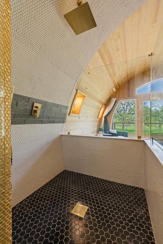 Romantic Chardonnay Wine Barrel Cabin - image 8