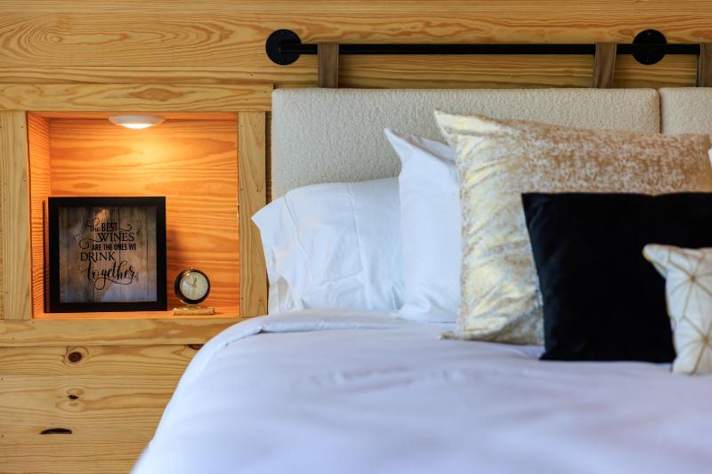 Romantic Chardonnay Wine Barrel Cabin - image 17