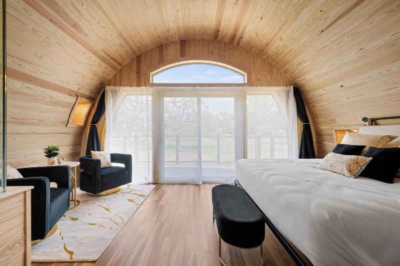 Romantic Chardonnay Wine Barrel Cabin - image 4