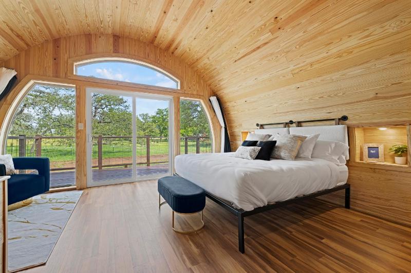 Romantic Chardonnay Wine Barrel Cabin - image 18
