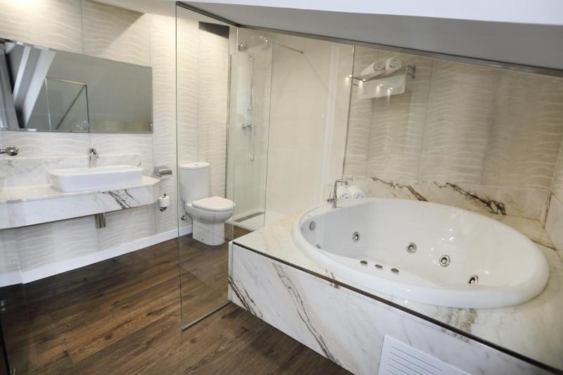 Suite with Spa Bath image 1