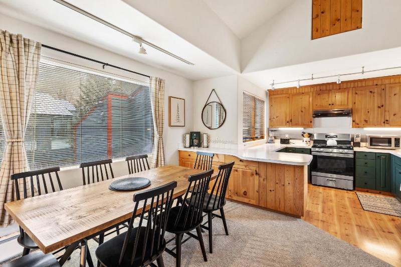 Experience luxury at Alpenglow at Telluride Lodge - image 20