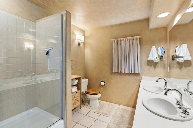 Experience luxury at Alpenglow at Telluride Lodge - image 18