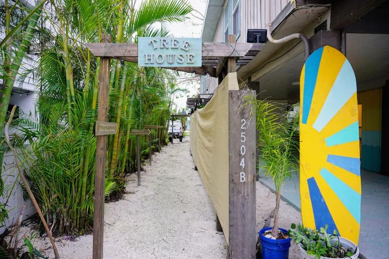 Anna Maria Island Tree House Pet Friendly! - image 5