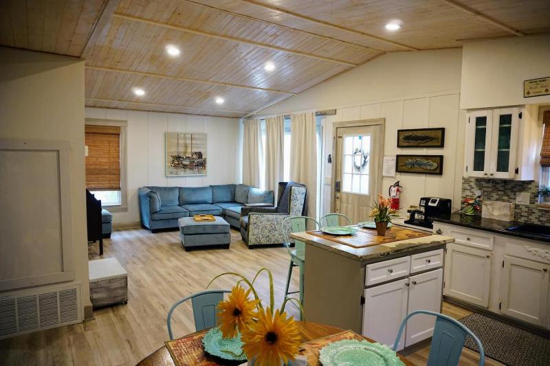 Anna Maria Island Tree House Pet Friendly! - image 12