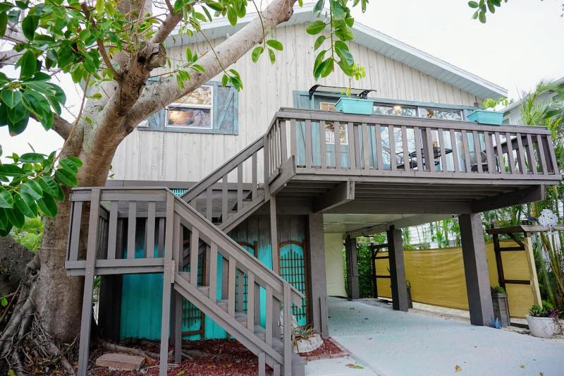 Anna Maria Island Tree House Pet Friendly! - image 2