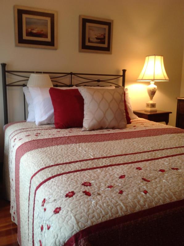 Standard Queen Room with Shared Bathroom image 3