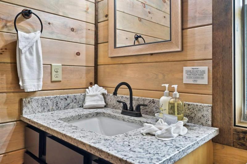 NEWLY BUILT Amazing View Chalet Perfect Location - image 26