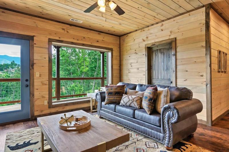 NEWLY BUILT Amazing View Chalet Perfect Location - image 36