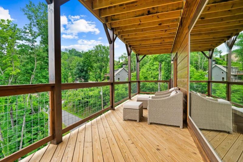 NEWLY BUILT Amazing View Chalet Perfect Location - image 30